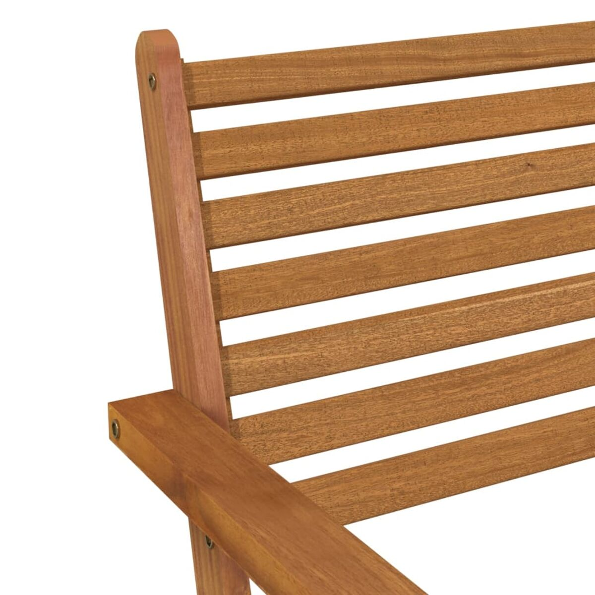 Nahaufnahme der Armlehne eines Holzstuhls mit horizontalen Lamellen, braunes Holz.