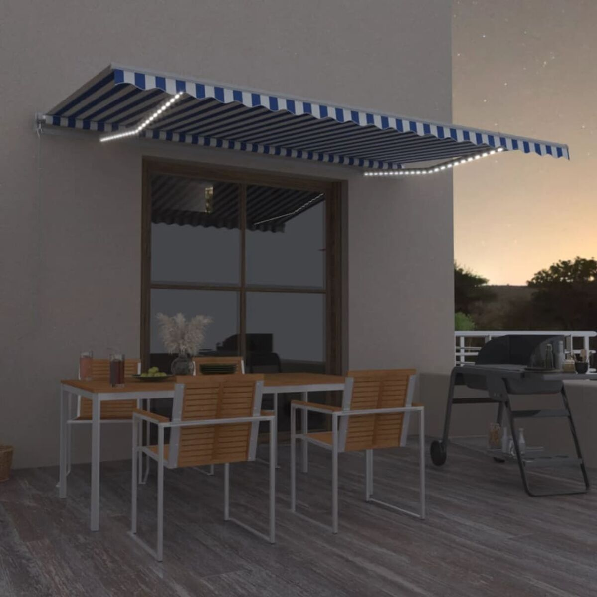 Terrasse mit Markise, Tisch, Stühlen und Grill. Abendszene mit Lichtern.