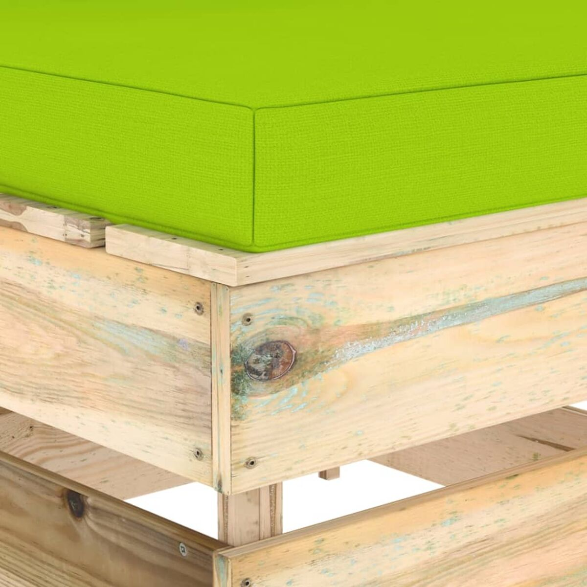 Grünes Kissen auf Holzrahmen. Das Kissen ist quadratisch. Das Holz hat einen verwitterten Look.