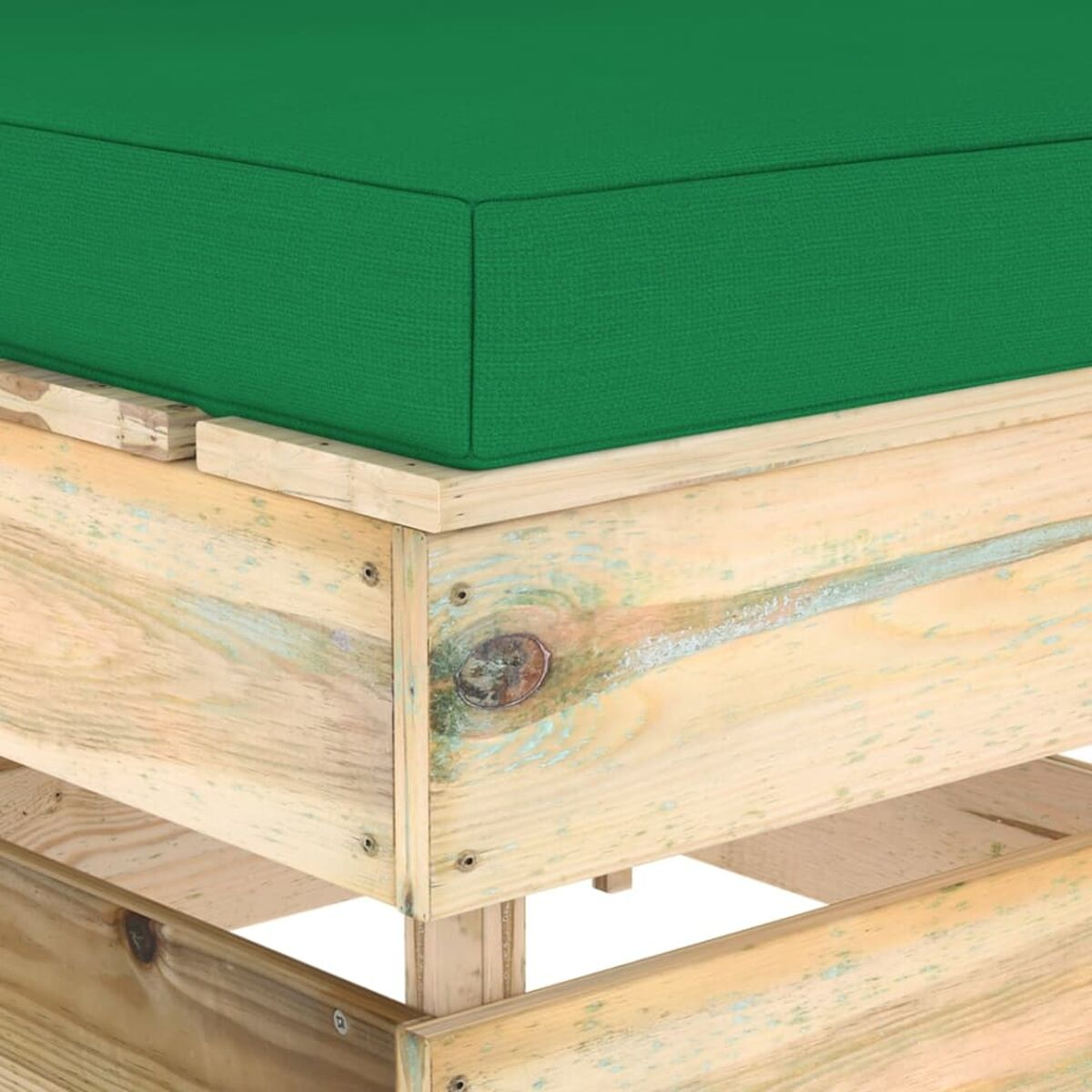 Nahaufnahme eines Bettgestells aus Holzpaletten mit grünem Kissen.