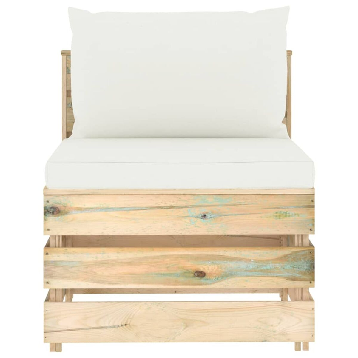 Ein Holzpalettenstuhl mit weißem Kissen und Rückenlehne, vor weißem Hintergrund.