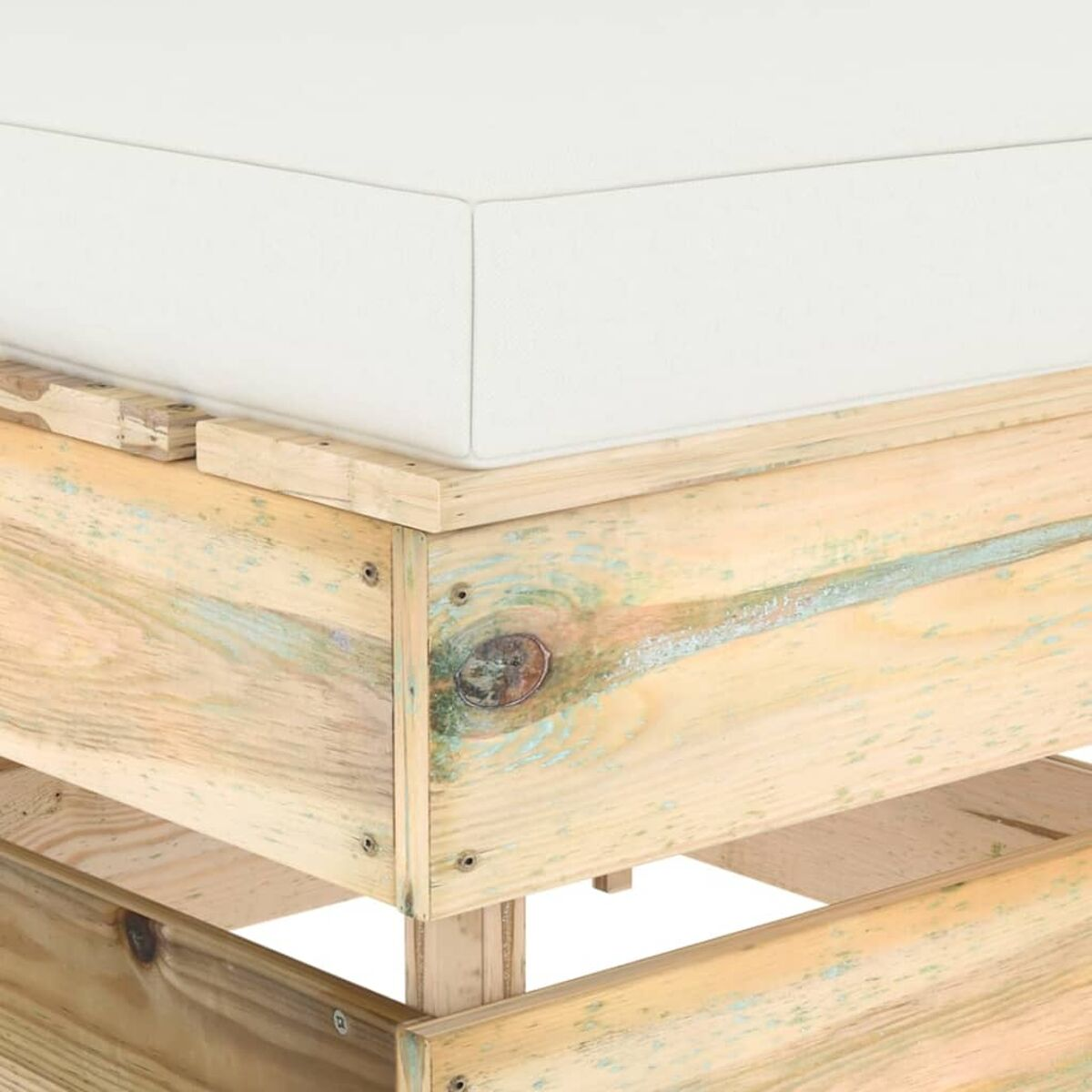 Holzpaletten-Sofagestell mit weißem Kissen. Nahaufnahme.