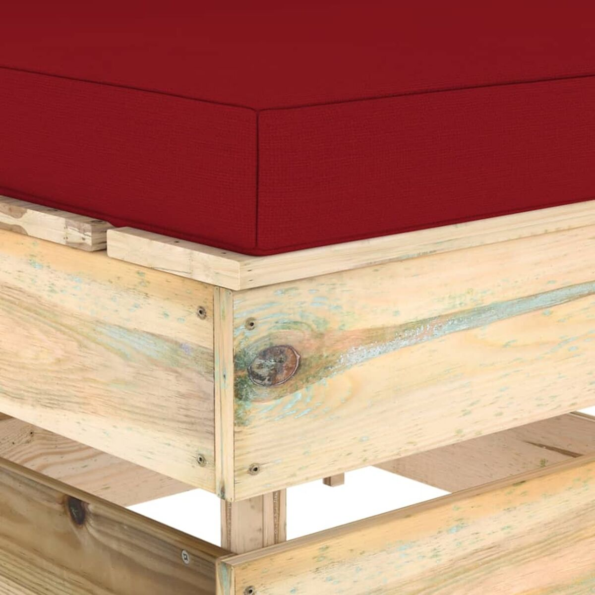 Palettenbett mit rotem Kissen. Das Bett besteht aus Holz. Das Kissen ist rechteckig und hat eine rote Farbe.