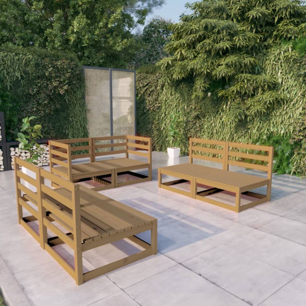 Außenbereich mit Holzmöbeln. Zeigt eine Terrasse mit drei Sofas und einem Couchtisch. Grünes Laub im Hintergrund.