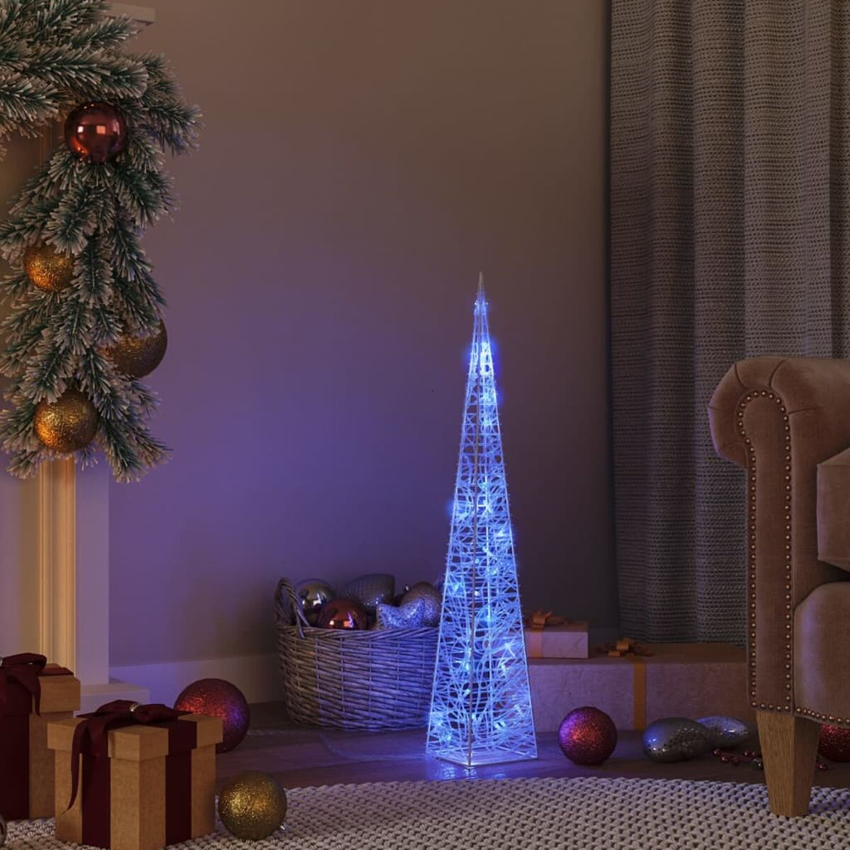 Weihnachtsbaum mit blauen Lichtern. Geschenke und Ornamente drumherum. Dunkler Raum. Girlande und Sofa.