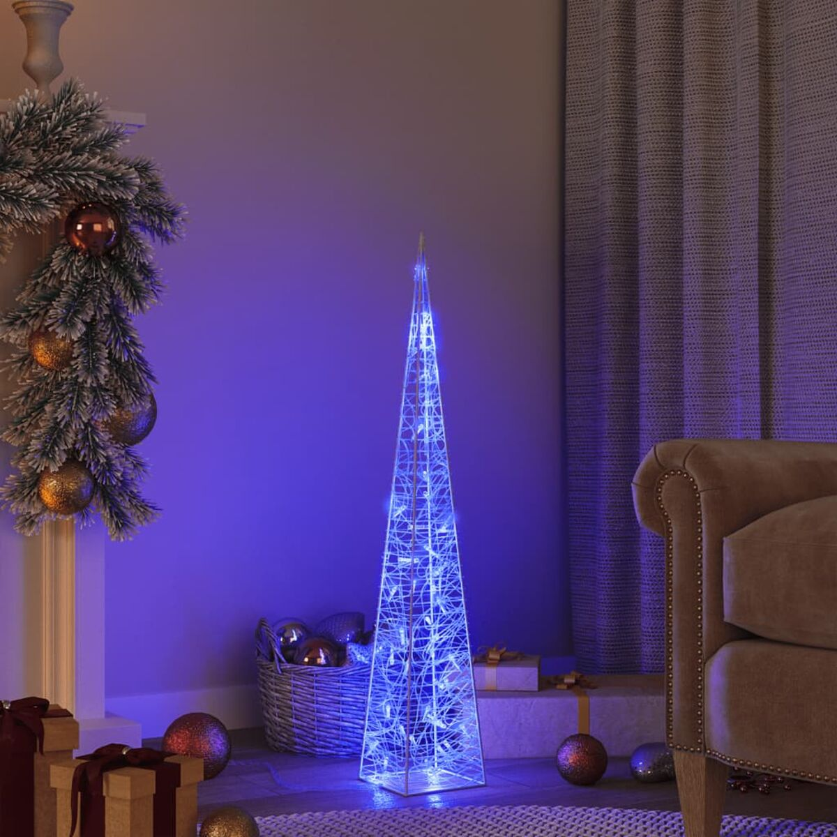 Blau beleuchteter Weihnachtsbaum mit Geschenken und Dekorationen, Innenraum.