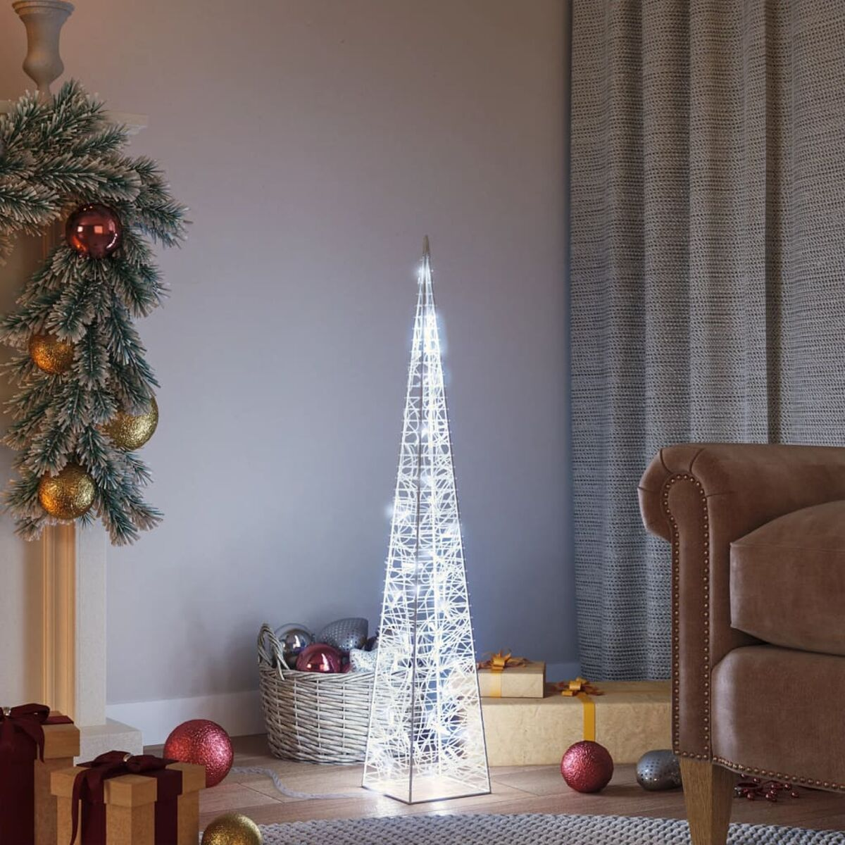 Hoher, weißer Weihnachtsbaum mit Lichtern, in einem Raum.