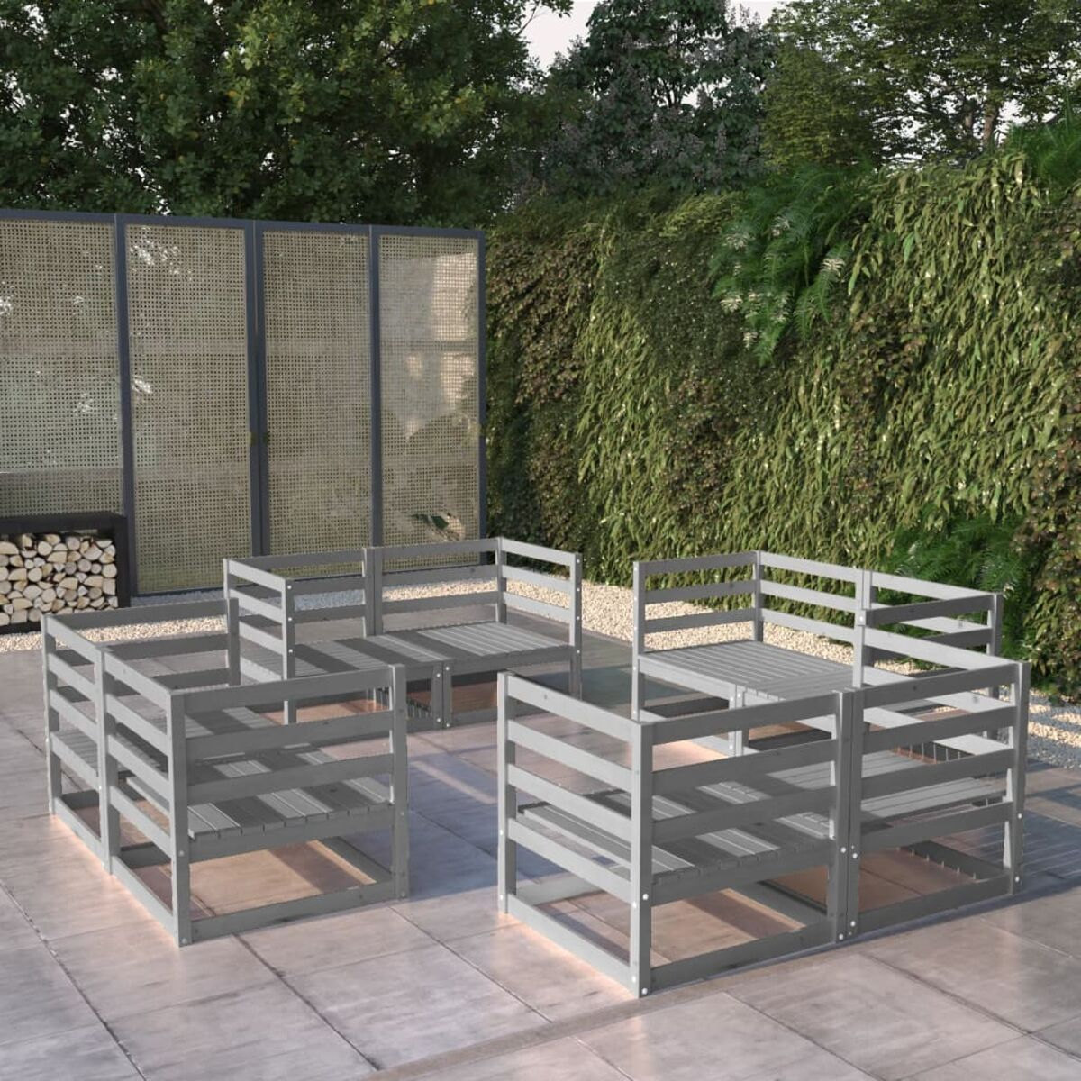 Graues Sitzgruppen-Set im Freien. Holzrahmen, auf einer Terrasse angeordnet. Grüner Hintergrund.