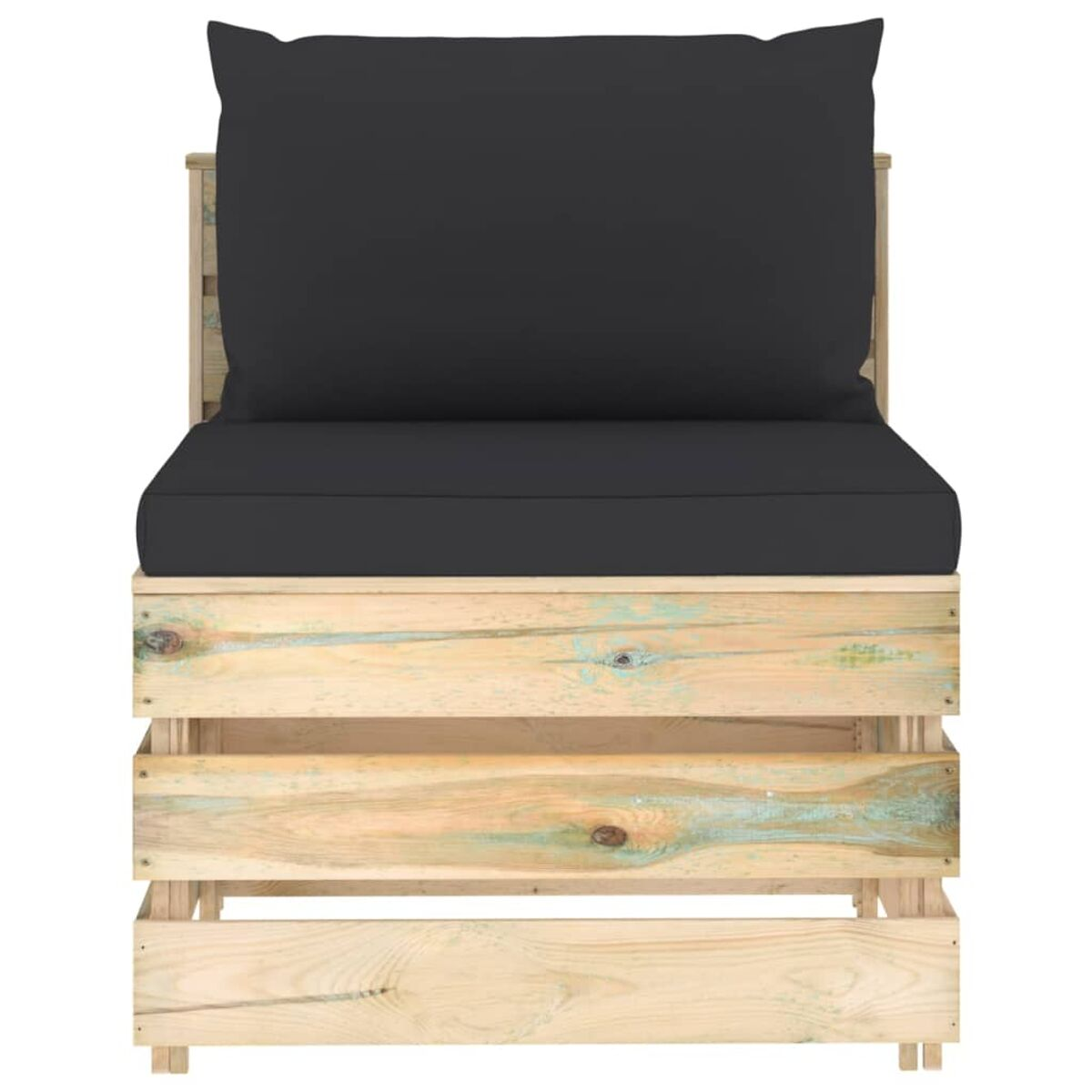 Holzpalettenstuhl mit schwarzem Kissen. Der Stuhl hat ein einfaches, rustikales Design, auf weißem Hintergrund.