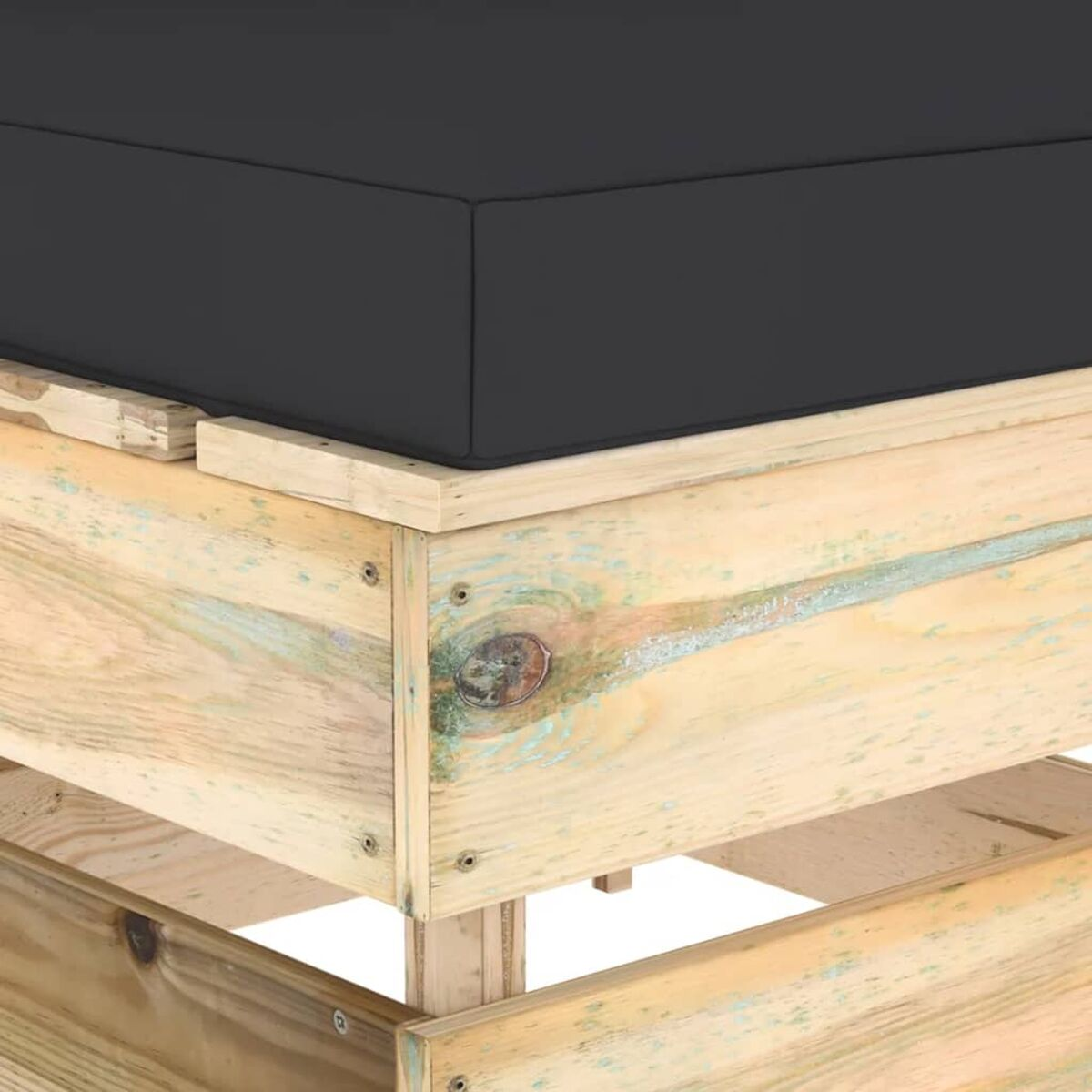 Holzplattform mit einem schwarzen Kissen oben. Das Holz hat ein verwittertes Aussehen.