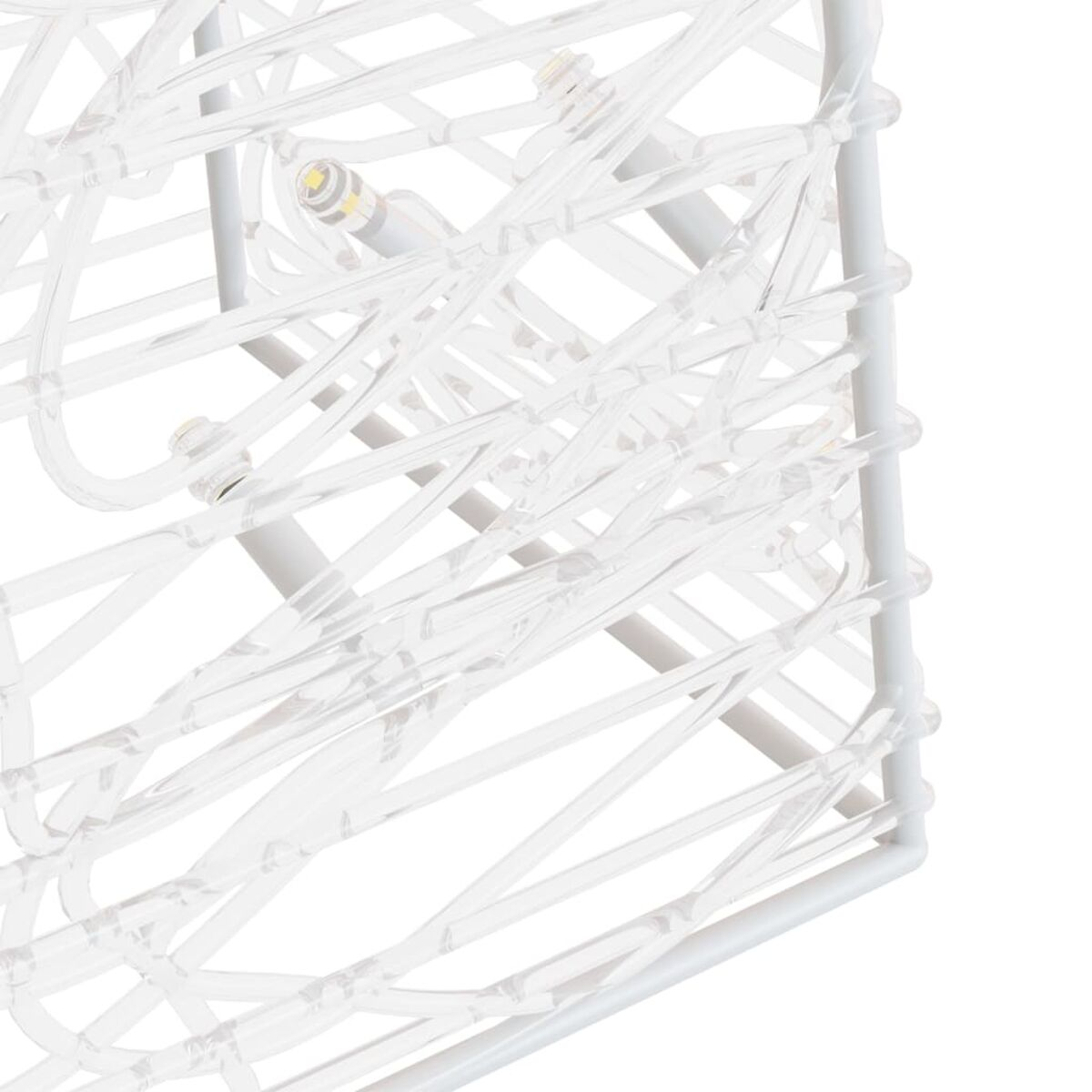 Nahaufnahme eines weißen Metallrahmens mit verwickelten, transparenten Kunststoffschläuchen und kleinen Lichtern.