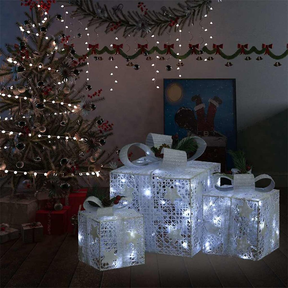 Weihnachtsszene mit geschmücktem Baum, Geschenken und Lichtern. Geschenke sind mit weißen Lichtern beleuchtet.