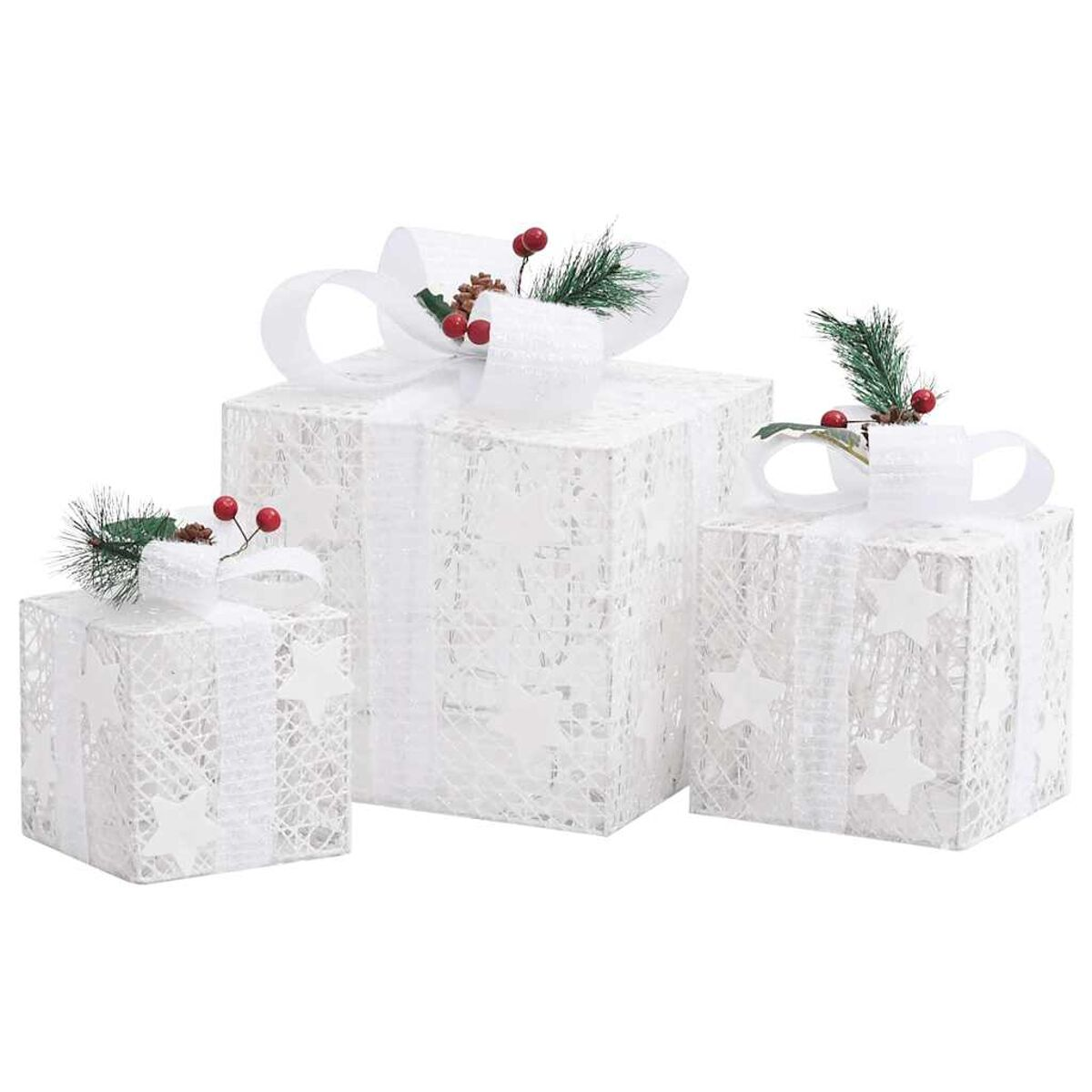 Drei weiße Geschenkboxen mit Sternaussparungen, verziert mit weißen Schleifen und roten Beeren, auf Weiß.
