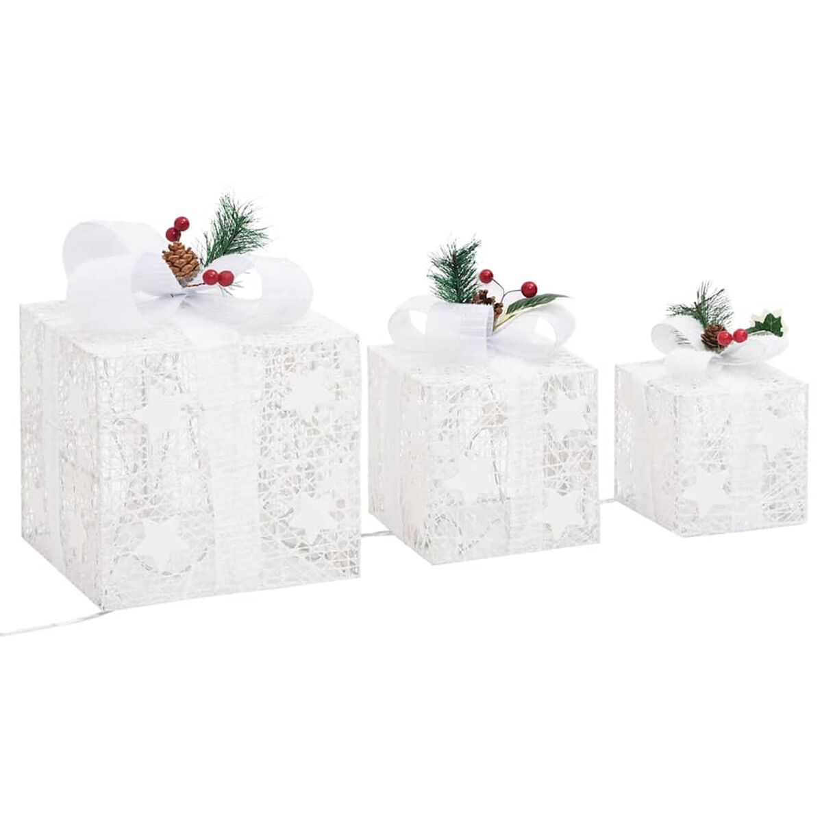 Drei beleuchtete Geschenkboxen mit weißen Spitzmustern und Schleifen. Mit Grün und Beeren verziert.