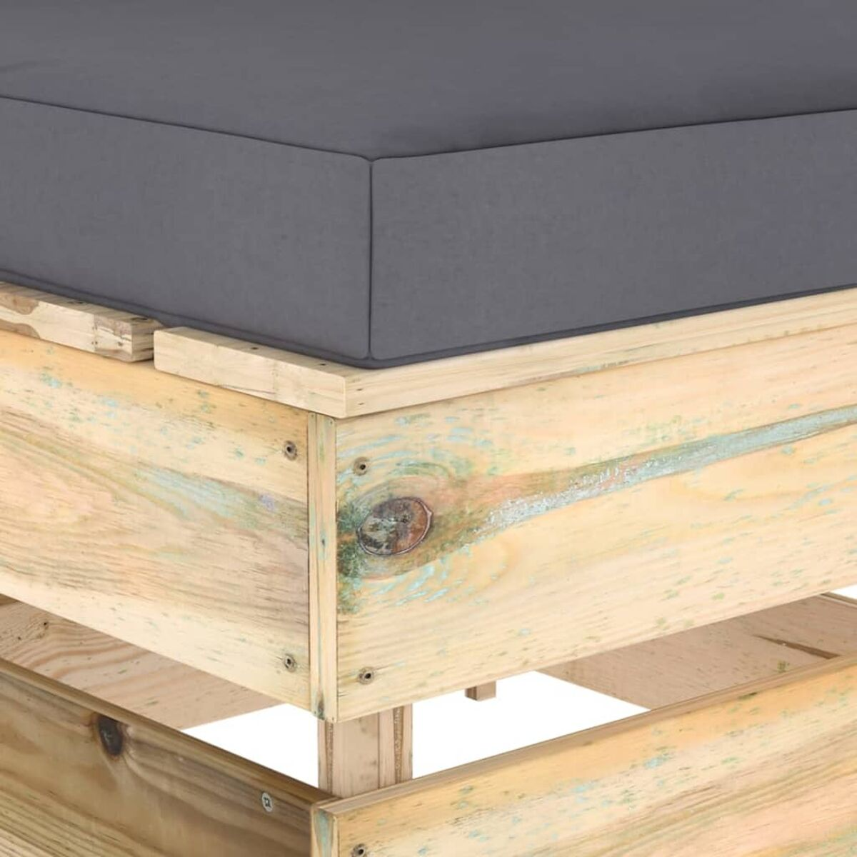 Nahaufnahme eines Bettgestells aus Holzpaletten mit grauem Kissen.