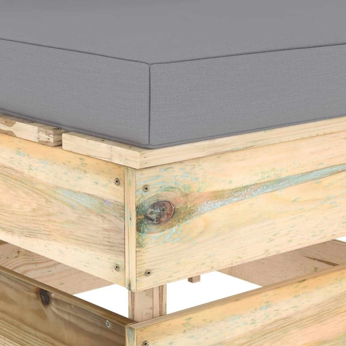 Bettgestell aus Holzpaletten mit grauem Kissen darauf.
