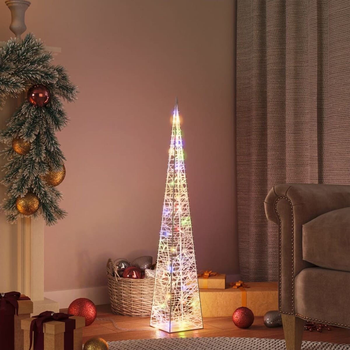 Beleuchteter Weihnachtsbaum mit bunten Lichtern und Deko.