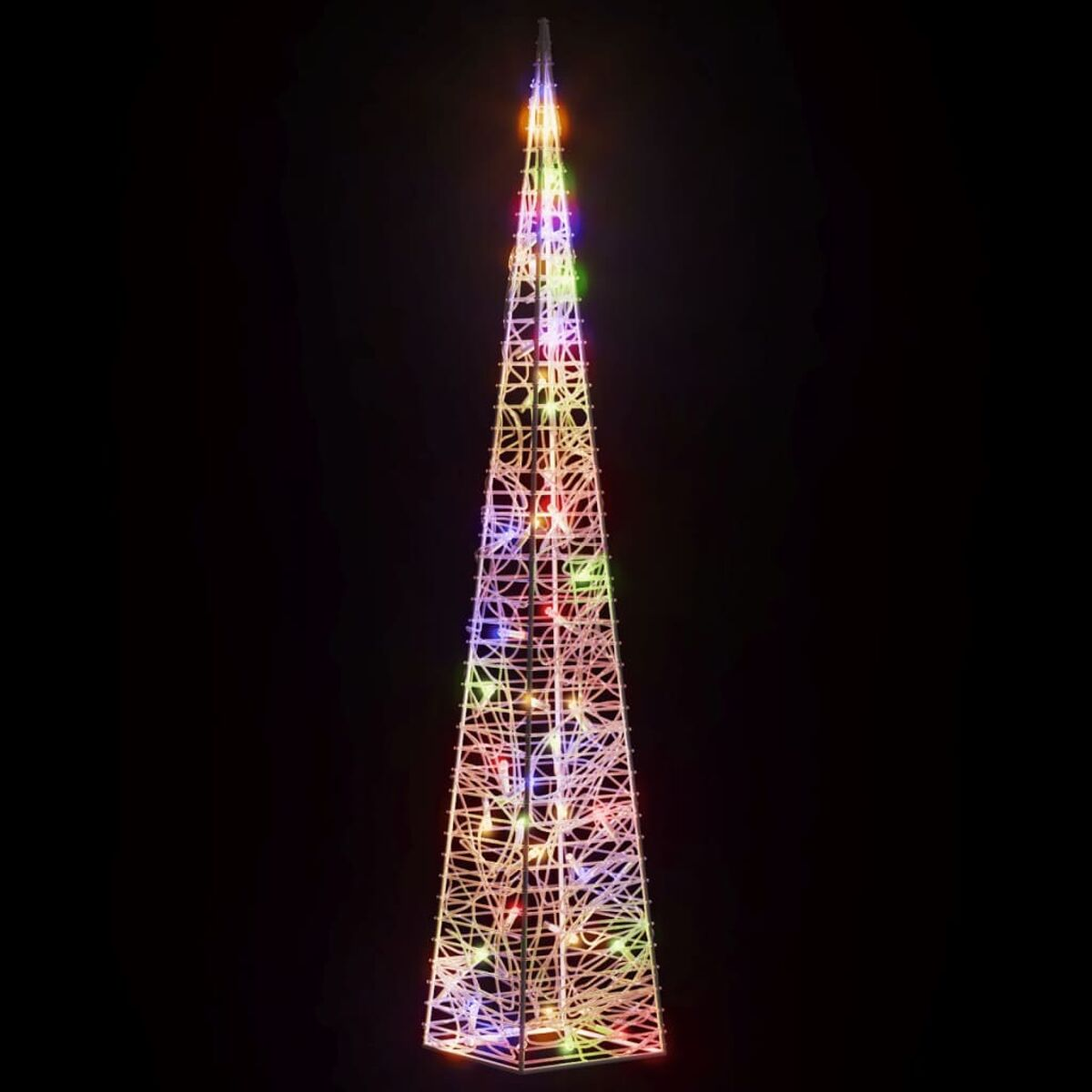 Hoher, beleuchteter, mehrfarbiger Weihnachtsbaum vor schwarzem Hintergrund.
