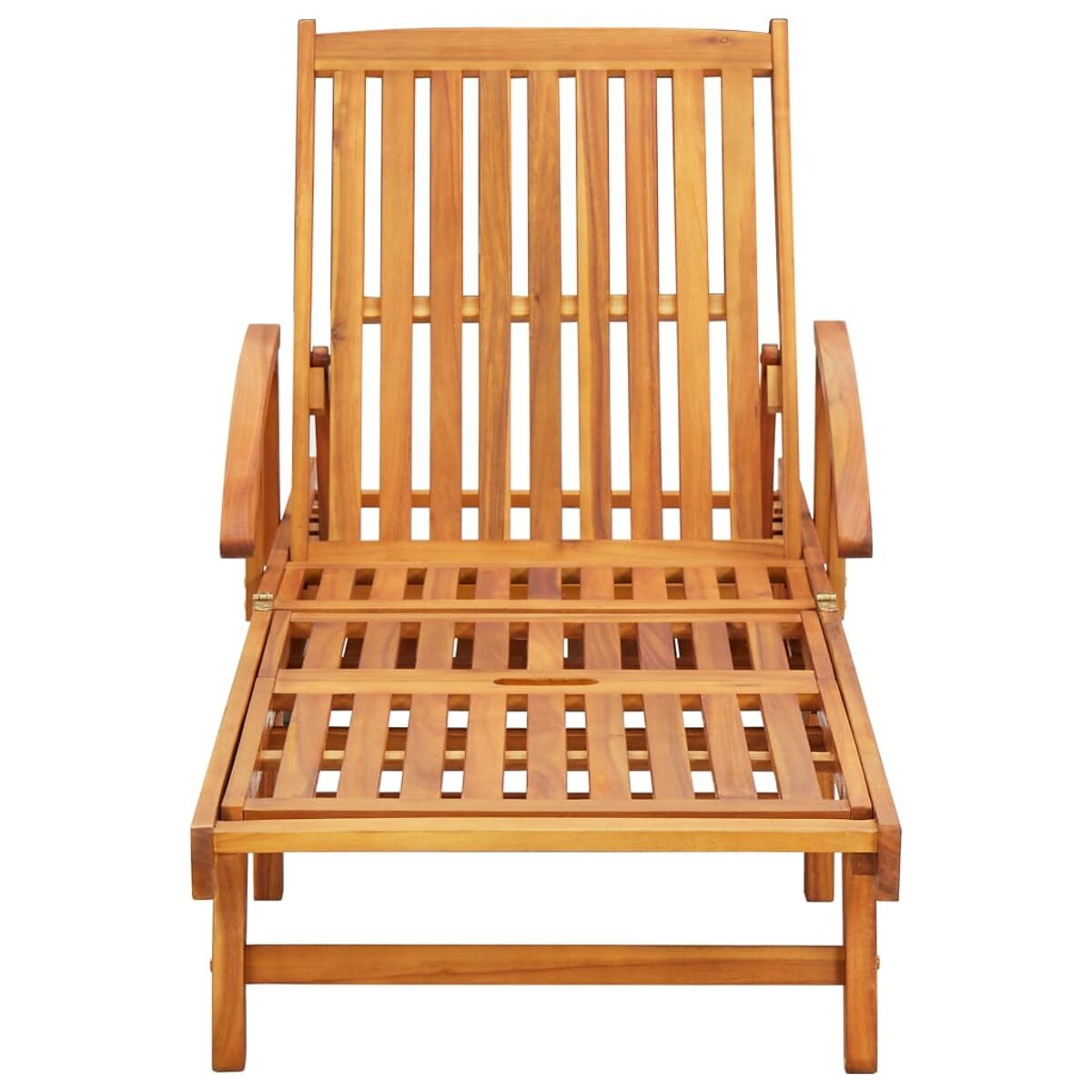 Liegestuhl aus Holz mit Lattenrost, Armlehnen und Fußstütze. Weißer Hintergrund.