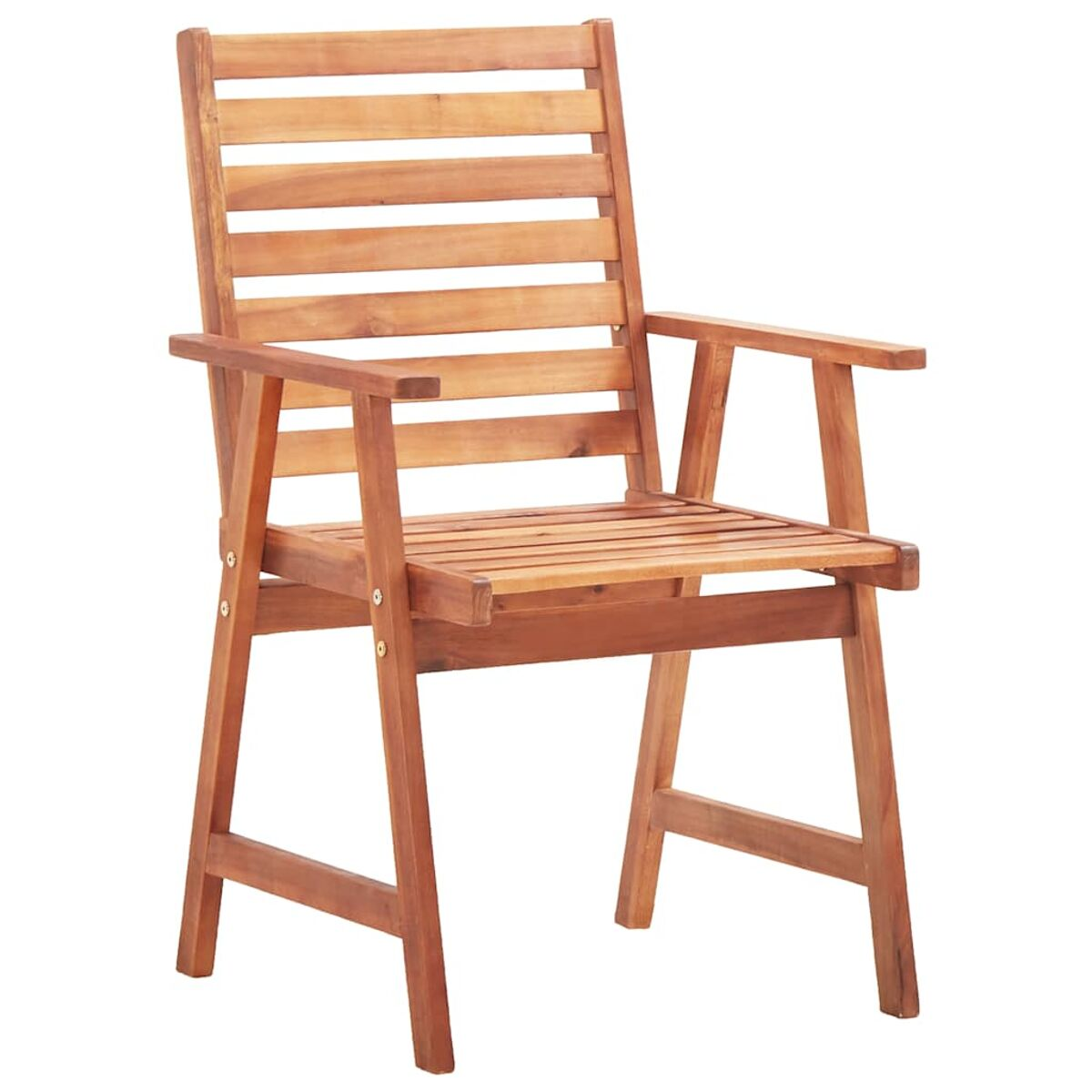 Holz-Gartenstuhl mit Armlehnen. Er hat eine Lattenlehne und -sitz. Weißer Hintergrund.