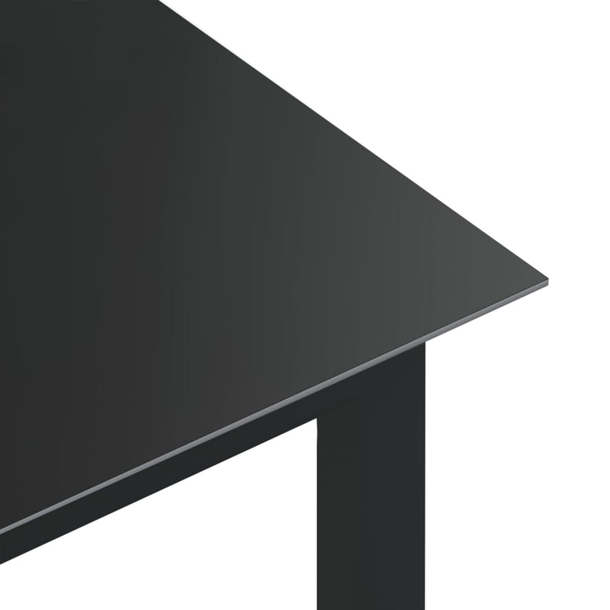 Eine schwarze Tischecke mit glänzender Oberfläche. Das Bein ist sichtbar.