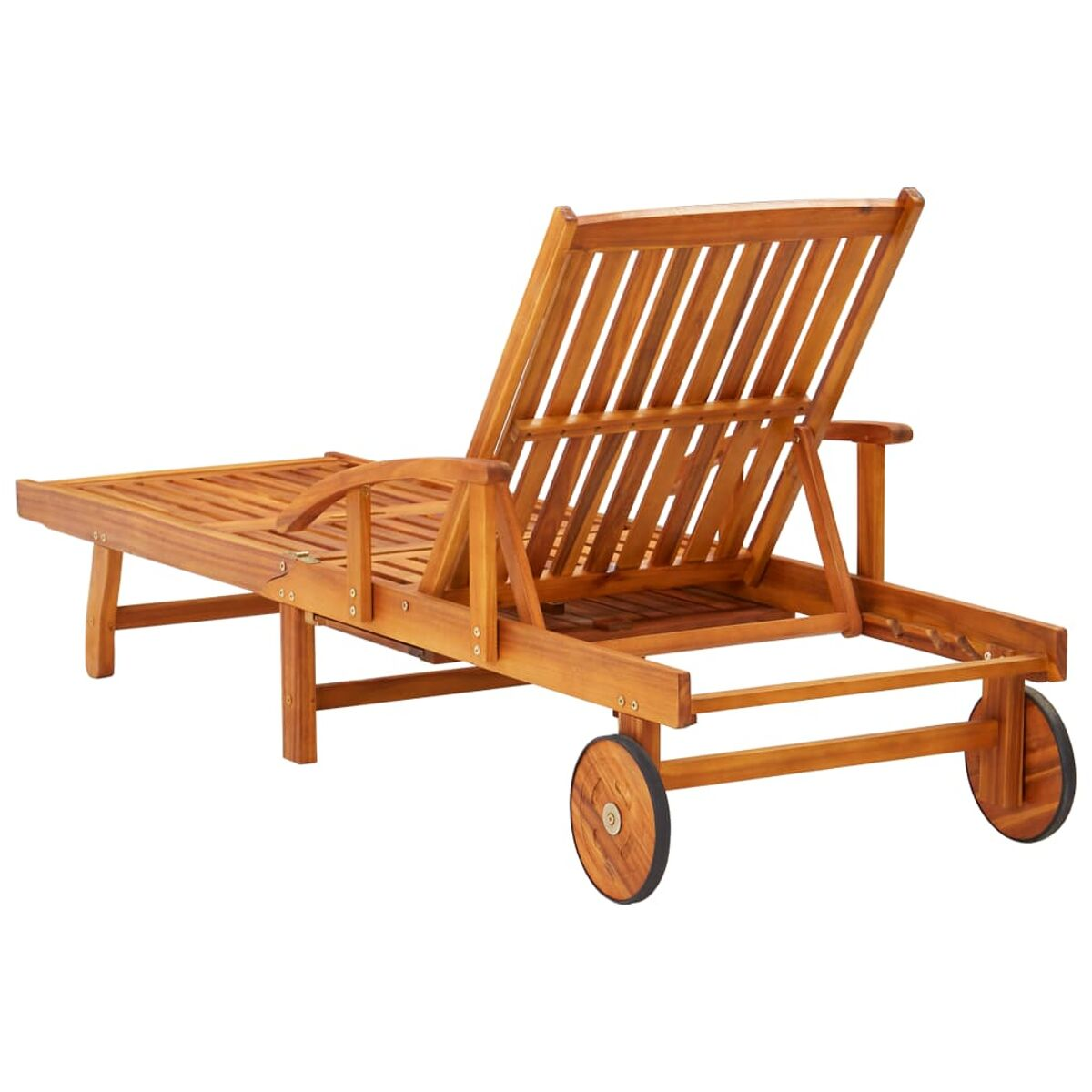 Sonnenliege aus Holz mit Rädern, Lattenrost und verstellbarer Rückenlehne, isoliert auf Weiß.