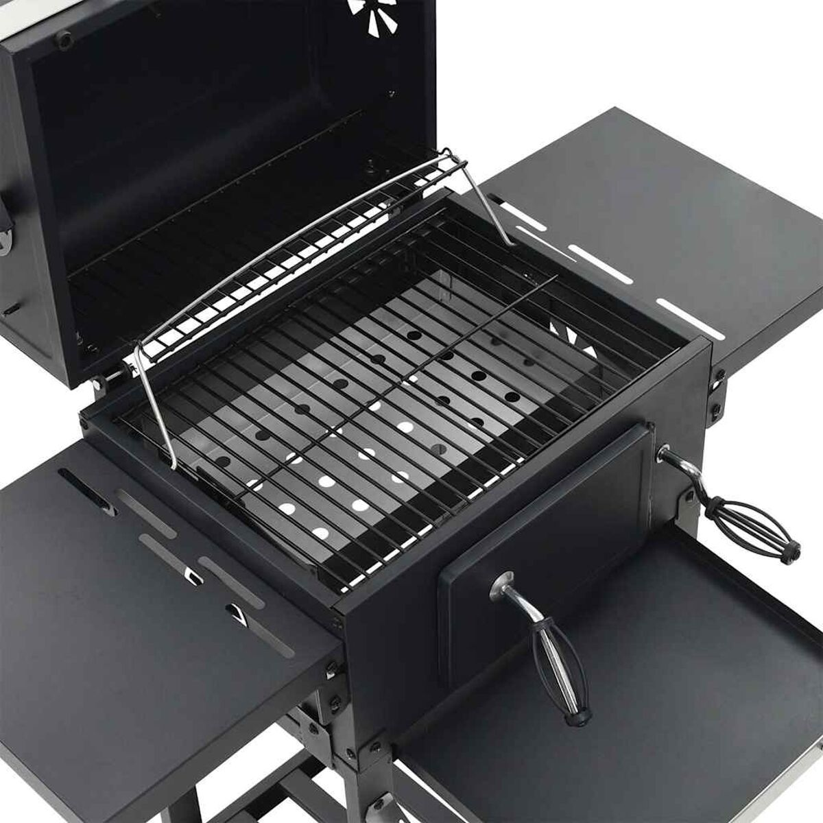 Schwarzer Grill, offen. Enthält einen Grillrost, Seitenablagen und verschiedene Kochbereiche.