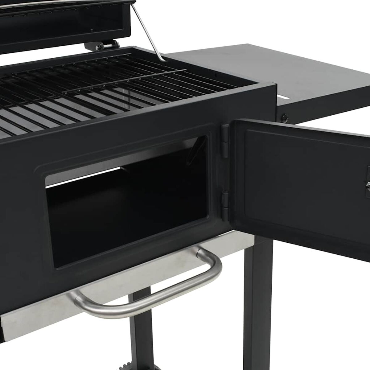 Ein schwarzer Grill mit offener Tür, der das Innere und einen Griff zeigt.