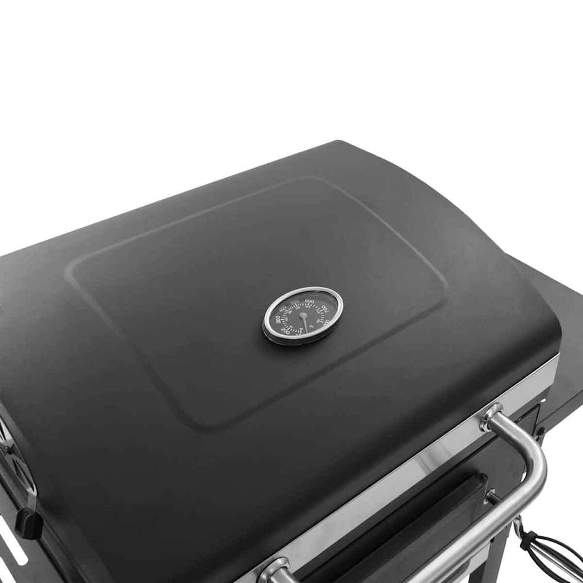 Schwarzer Grill mit Thermometer auf dem Deckel. Edelstahlgriff ist sichtbar.