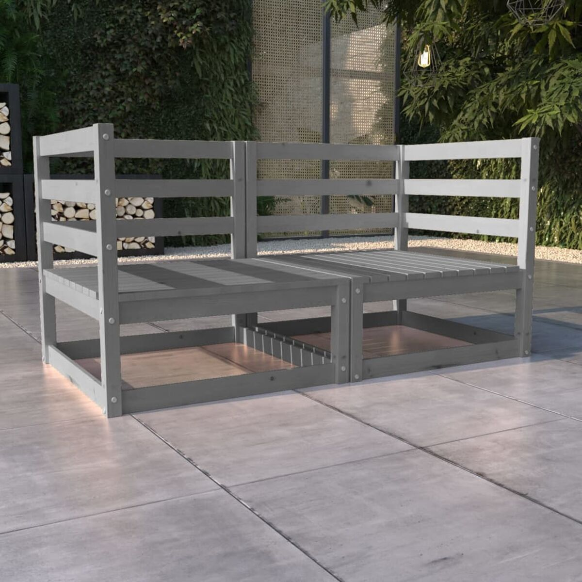 Outdoor-Sofa aus Holz auf einer Terrasse. Im Hintergrund eine grüne Wand und ein Baum, die eine natürliche Umgebung schaffen.