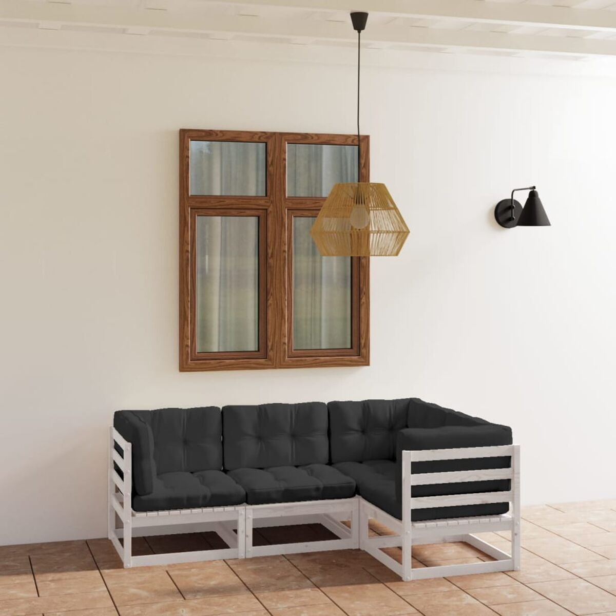 Sitzbereich im Freien. Sofa mit schwarzen Kissen, ein Couchtisch, Fenster und Hängelampe.