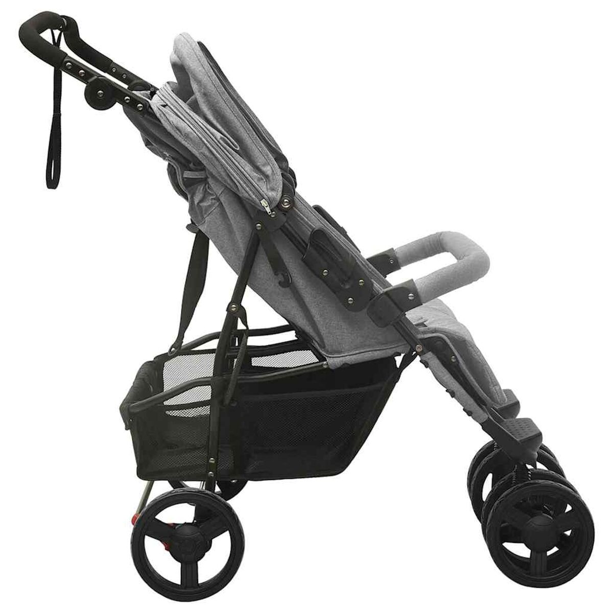 Ein grauer Kinderwagen mit schwarzem Korb und Rädern. Der Wagen ist zusammengeklappt.
