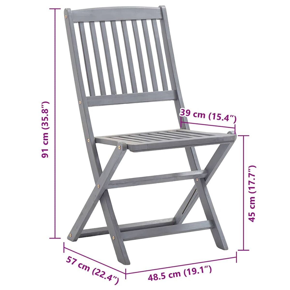 Ein grauer Klappstuhl mit Maßen. Holzlatten für Sitz und Rücken. Weißer Hintergrund.