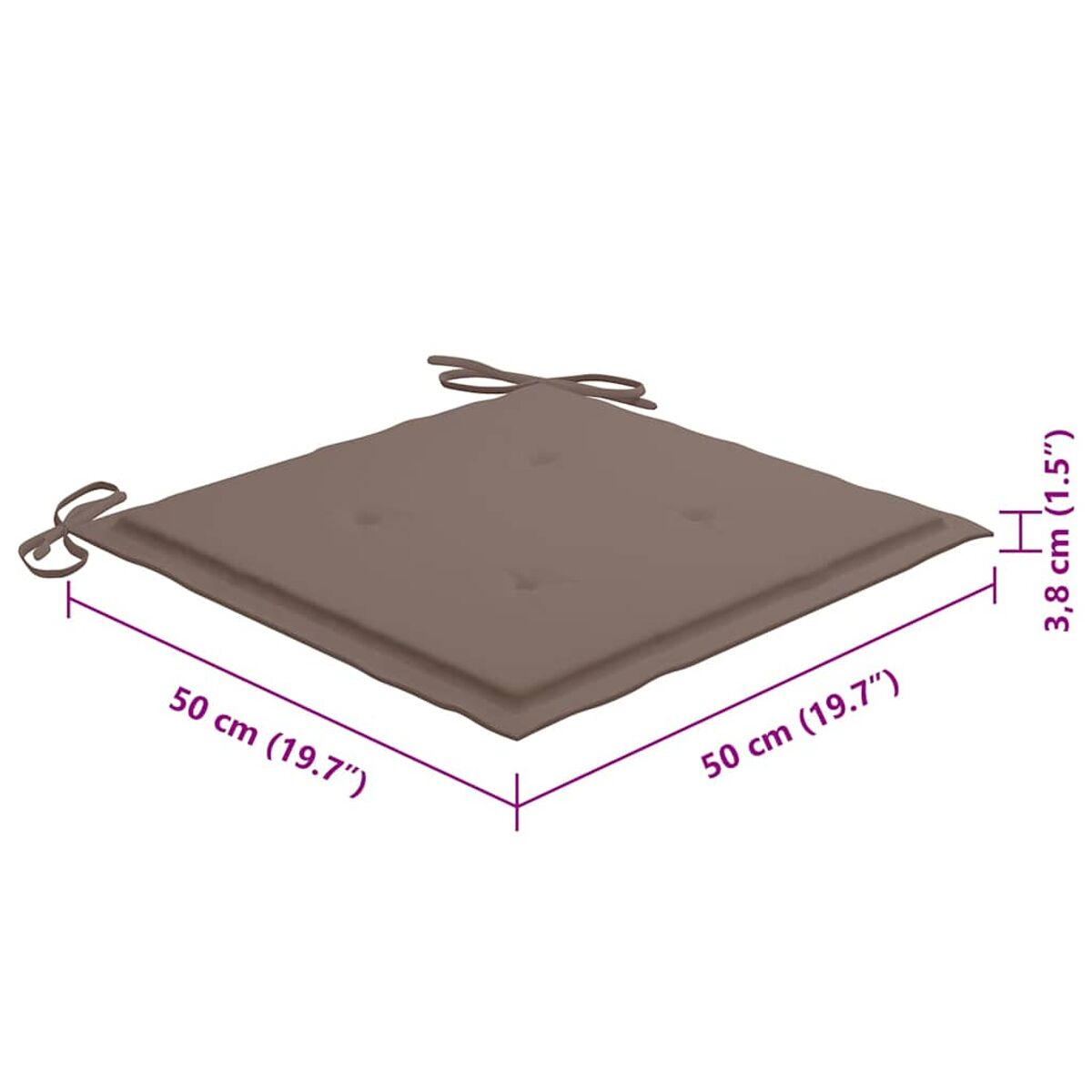 Quadratisches Kissen. Es ist braun mit eingenähten Knöpfen, mit den Maßen 50x50 cm und 3,8 cm dick.