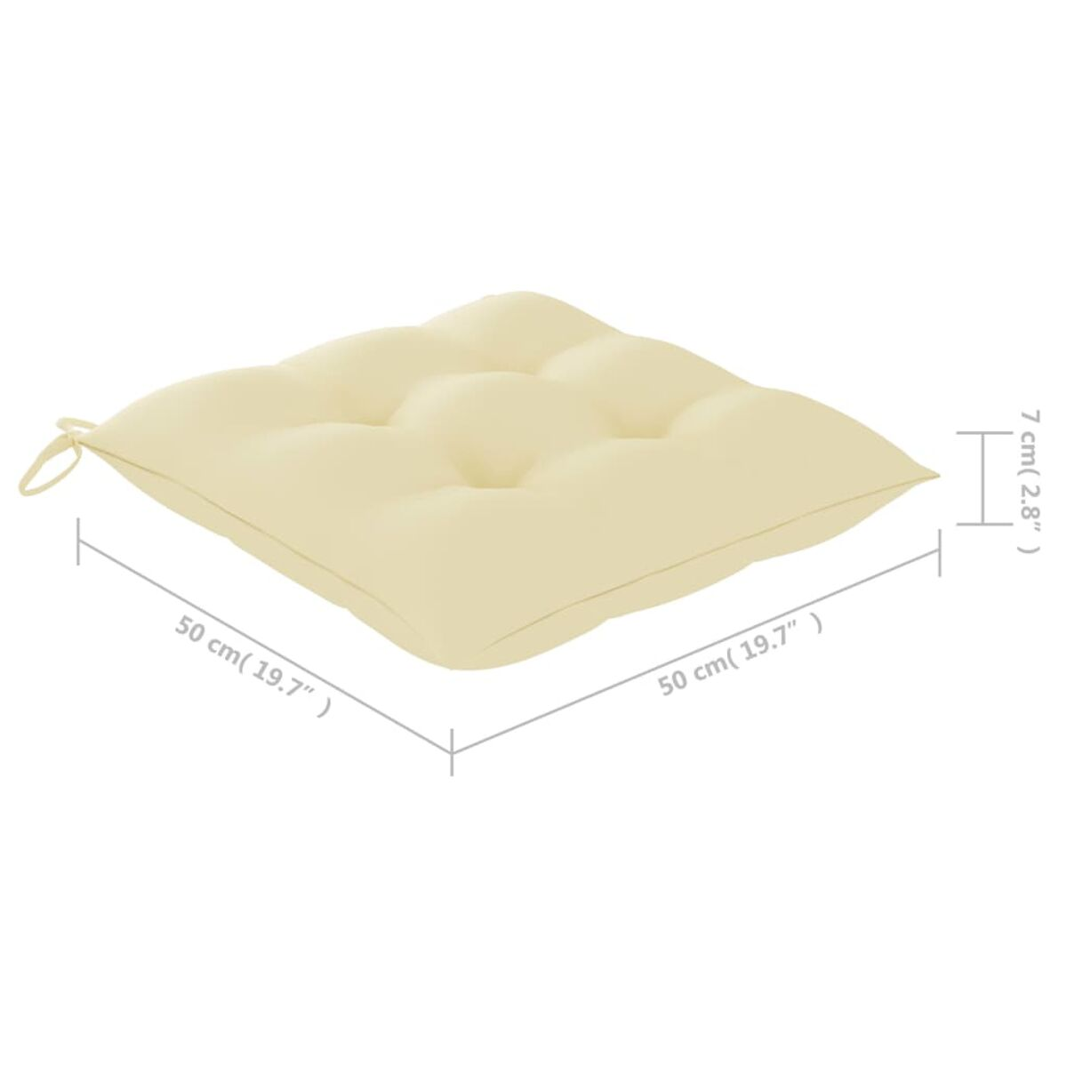 Ein quadratisches cremefarbenes Kissen mit getuftetem Design. Weißer Hintergrund.