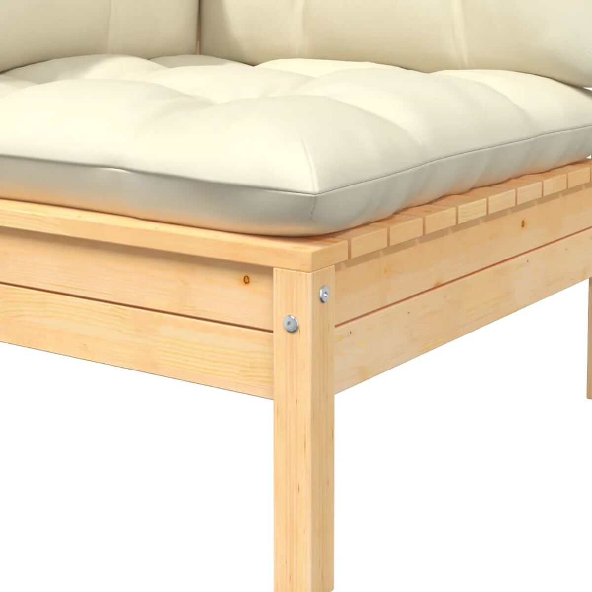 Nahaufnahme eines Holzbetts mit hellfarbener Matratze.