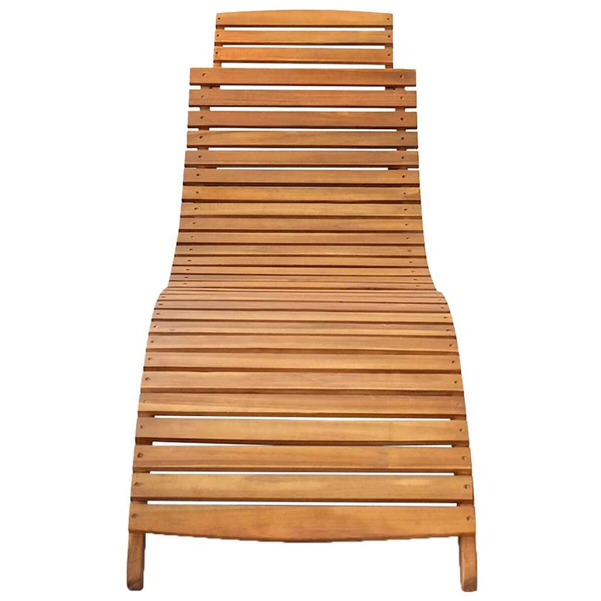 Eine Holzliege mit horizontalen Lamellen. Weißer Hintergrund.