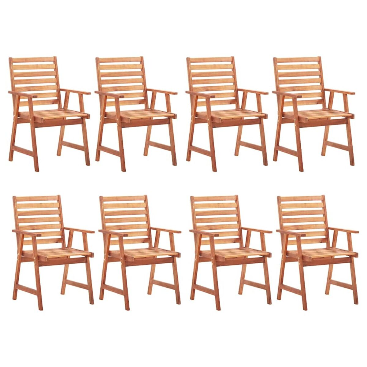 Mehrere Holz-Outdoor-Stühle mit Armlehnen. Sie haben eine Rückenlehne und Sitzfläche mit Lamellen. Die Stühle sind braun.