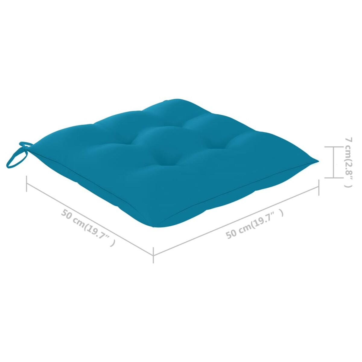 Ein blaues quadratisches Kissen. Es hat einen Knopf in der Mitte und ist 50 cm x 50 cm groß. Der Hintergrund ist weiß.