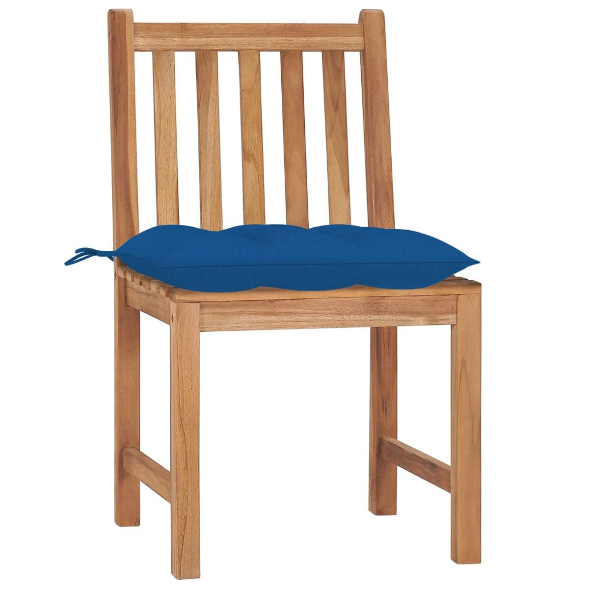 Ein Holzstuhl mit einem blauen Kissen. Der Stuhl hat eine Lattenlehne und ein schlichtes Design.