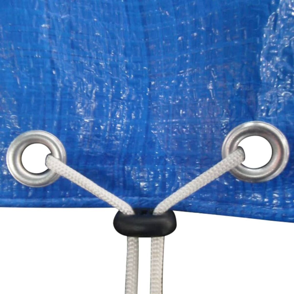 Nahaufnahme einer blauen Plane mit Ösen und weißem Seil.