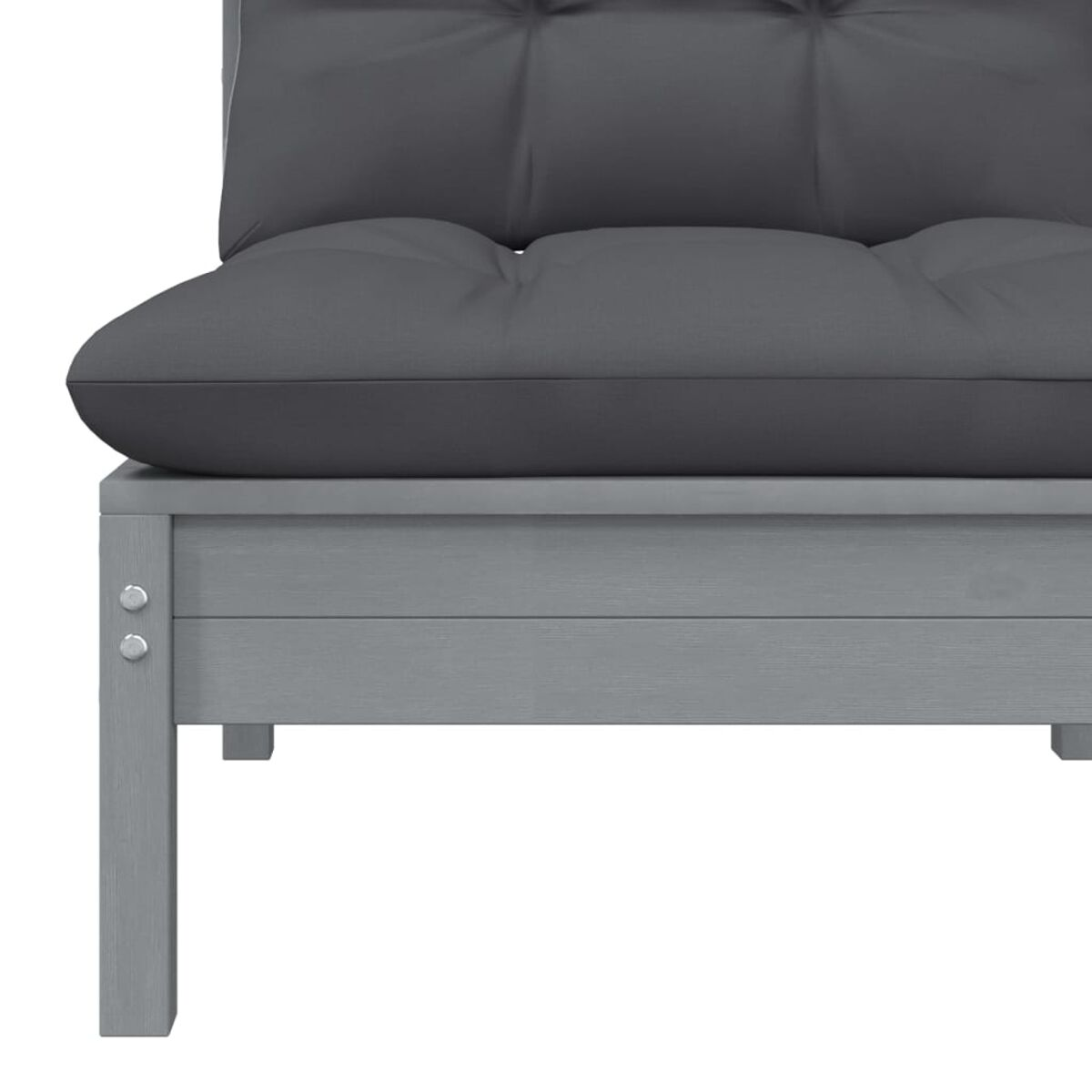 Nahaufnahme eines grauen Futons mit getuftetem Kissen, auf einem grauen Holzrahmen. Weißer Hintergrund.