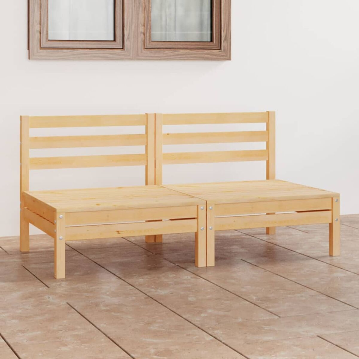 Zwei Holzbänke, jede mit Lattenrücken und -sitz, vor einer weißen Wand.