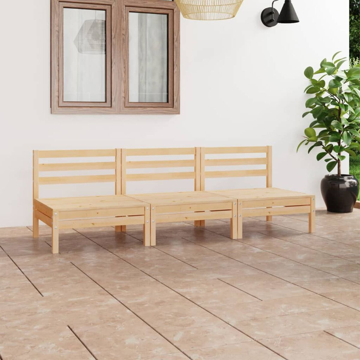 Sitzgelegenheit im Freien aus Holz. Drei einzelne Sitze. Weißer Hintergrund.
