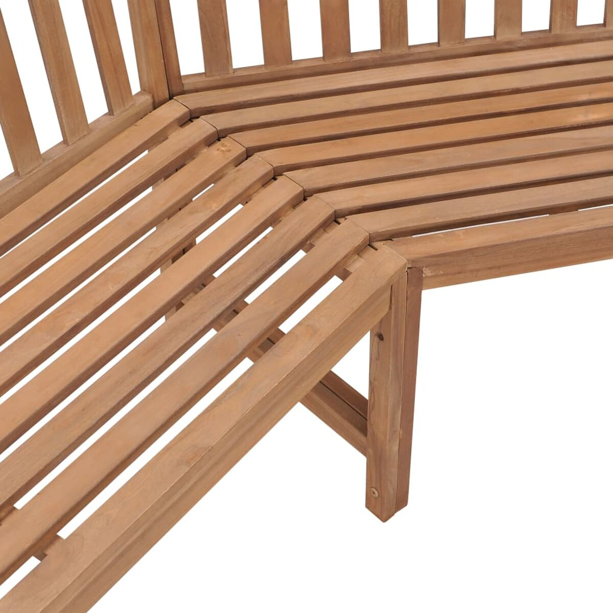 Nahaufnahme einer Holzbank mit horizontalen Lamellen. Die Bank besteht aus hellfarbigem Holz.