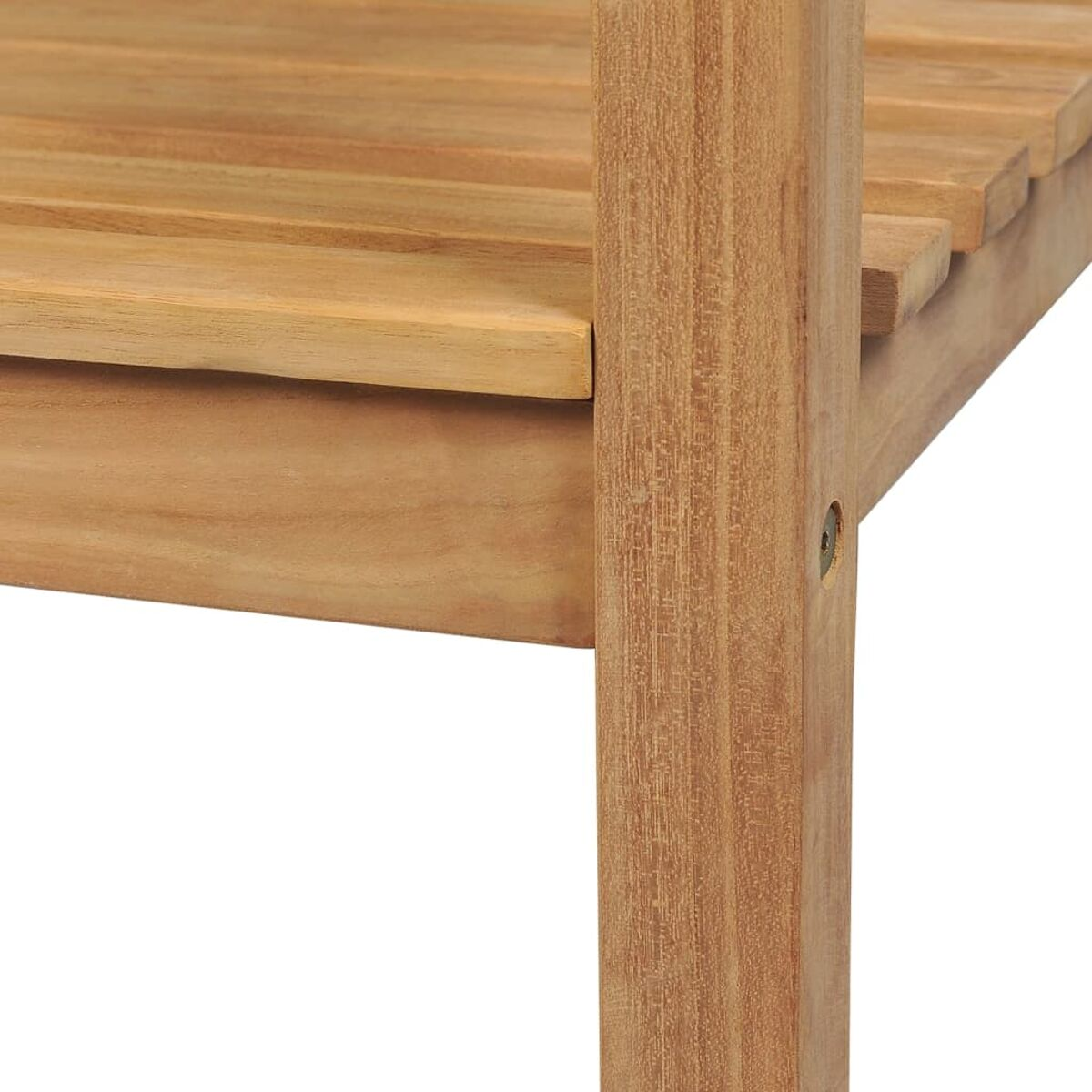 Nahaufnahme eines Holzbankdetails. Zeigt Lamellen, Beine und Seitenstützen. Hellbraune Farbe.