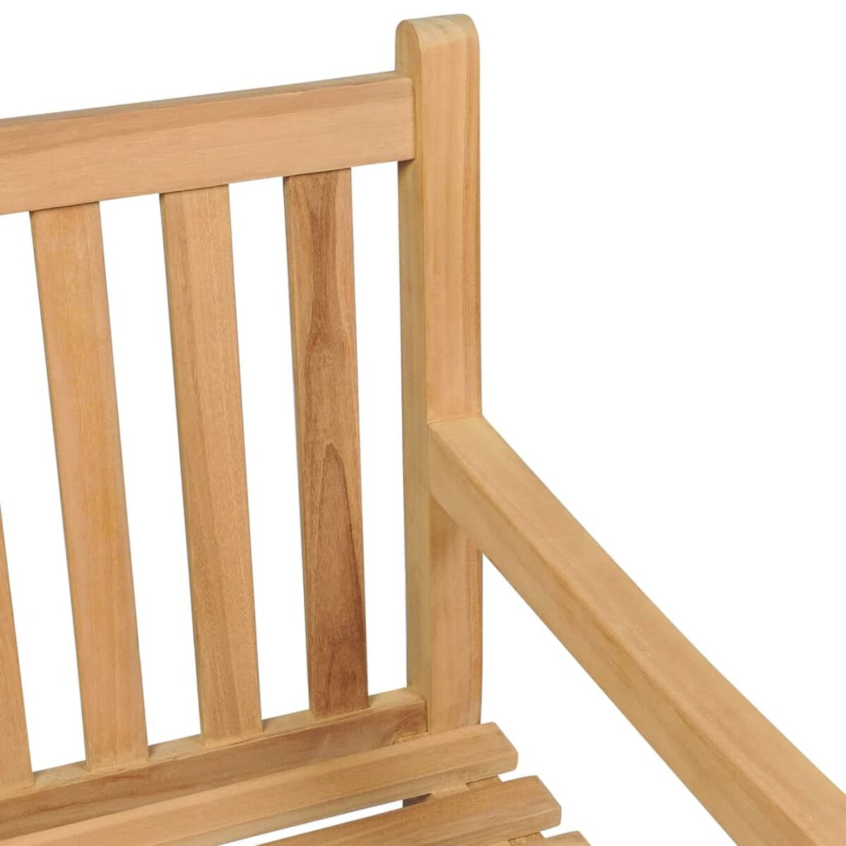Nahaufnahme einer Holzstuhlarmlehne. Die Armlehne ist aus hellem Holz gefertigt.
