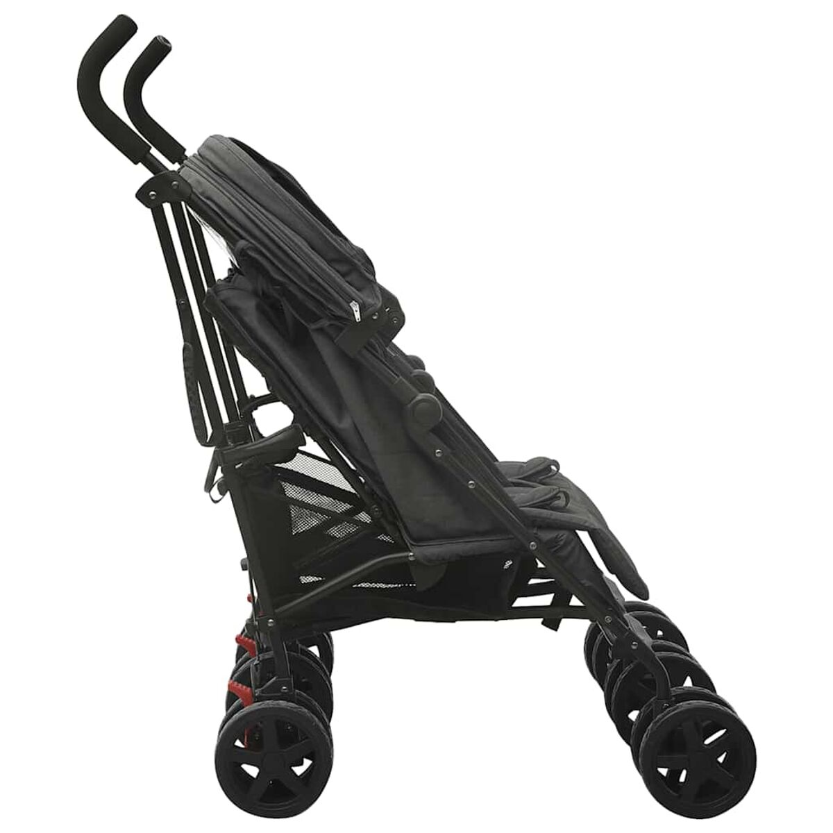 Schwarzer Kinderwagen im Profil vor weißem Hintergrund. Er hat ein Verdeck, einen Griff und vier Radsätze.