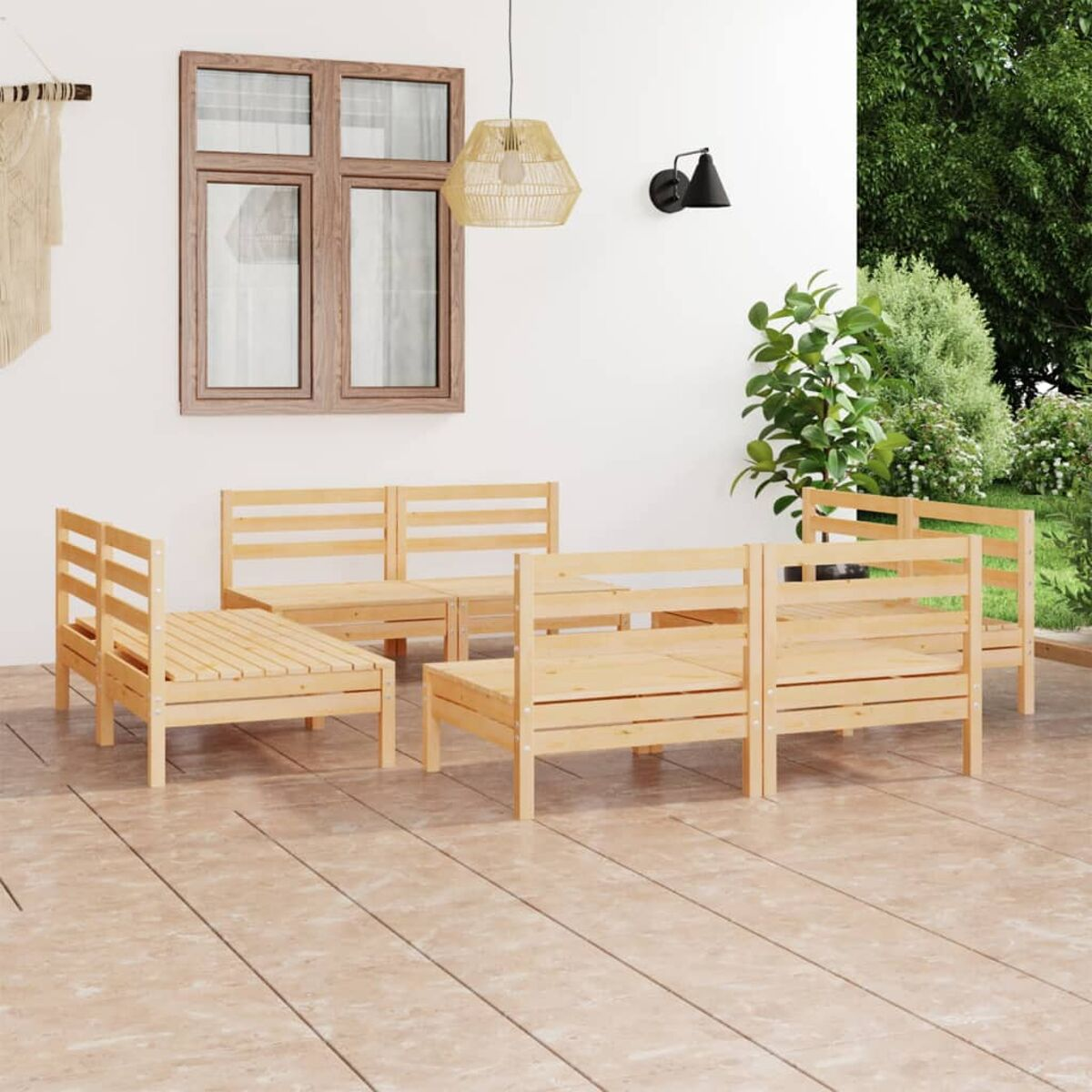 Holz-Sitzgruppe im Freien auf einer Terrasse, mit weißer Wand, Fenster und Baum.