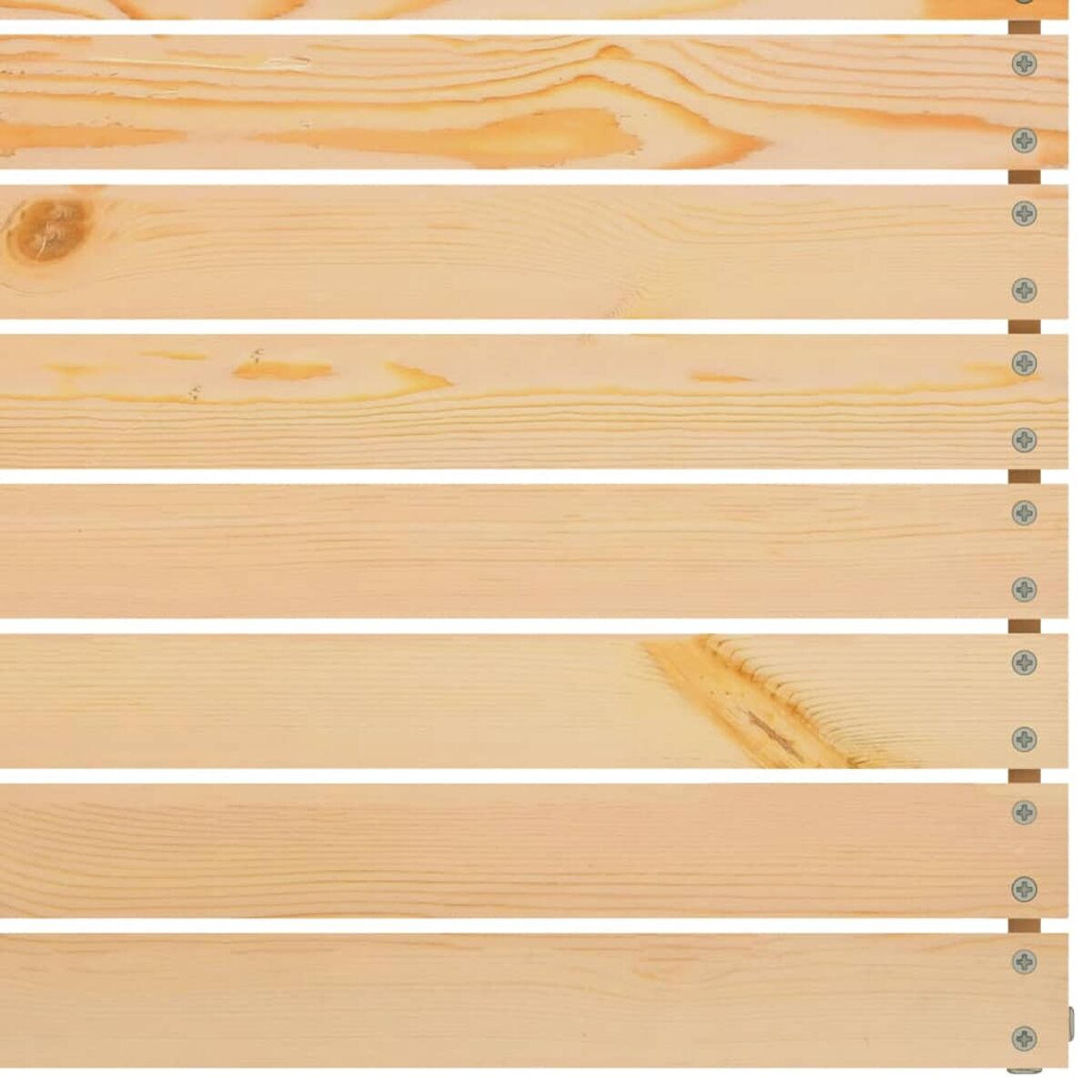 Holzbretter mit Schrauben. Die Bretter stehen auf weißem Hintergrund.